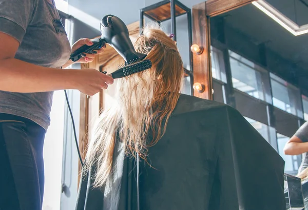 Güzel bir Avrupa Sarışın kız bir güzellik salonda bir saç modeli yapmak