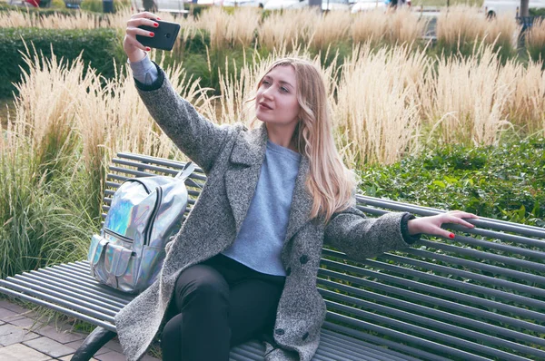 Güzel bir Avrupa Sarışın kız selfie şehir arka plan yapma