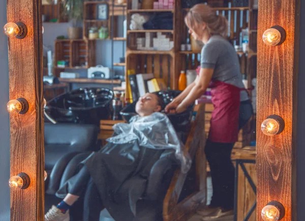 Güzel bir Avrupa Sarışın kız bir güzellik salonda bir saç modeli yapmak