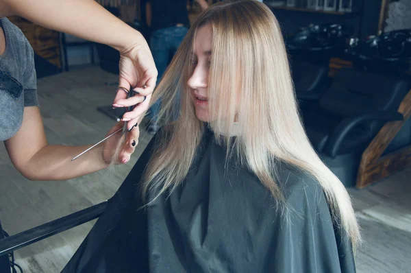 Güzel bir Avrupa Sarışın kız bir güzellik salonda bir saç modeli yapmak