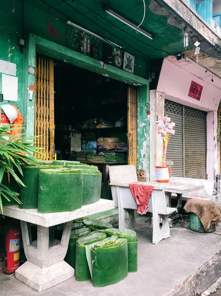 Oude vintage winkel met palmbladeren in Bangkok stad — Stockfoto