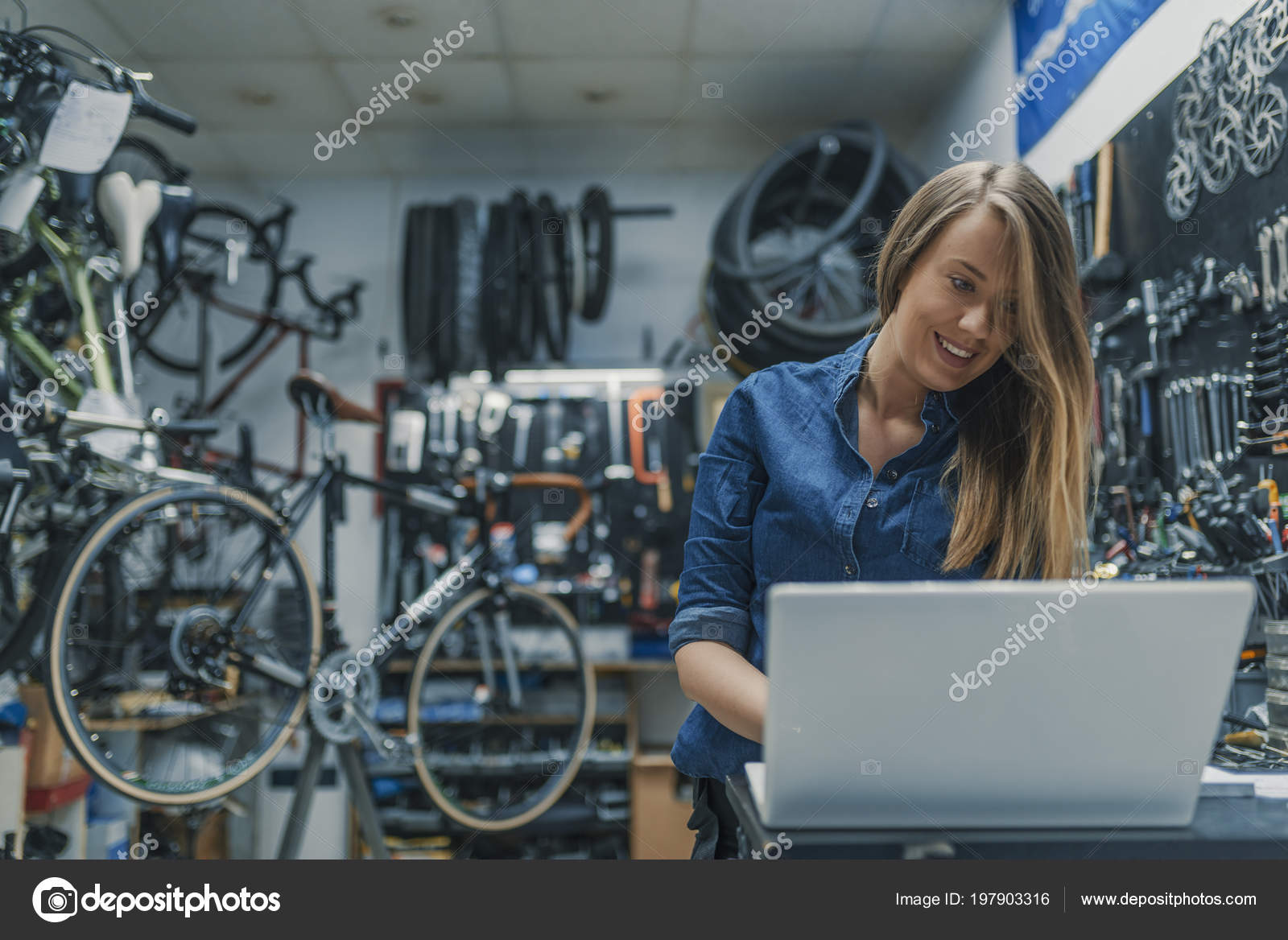 創造性は プロセスです ノート パソコンで作業の女性メカニック 女性自転車メカニック 自転車店の女性メカニック 若い女性メカニック ノート パソコン ストック写真 C Dragana Stock Gmail Com
