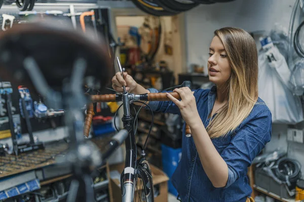 Femme Mécanicien Vélo Est Réparation Vélo Dans Atelier Technicienne Réparatrice — Photo