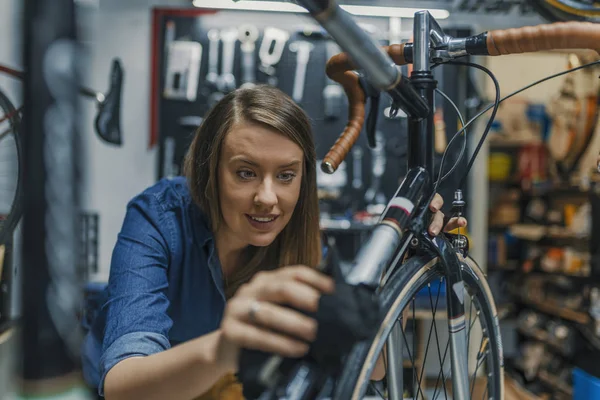 Women Wipes Bicycle Hardworking Professional Woman Polishing Bicycle Gear Workshop — Stock Photo, Image