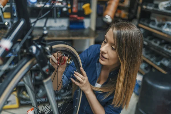 Reparando Bicicleta Mujer Arreglando Bicicleta Chica Trabajando Bicicleta Mecánica Bicicletas — Foto de Stock