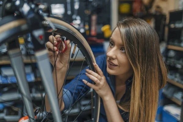 Réparation Son Vélo Femme Réparant Son Vélo Une Fille Qui — Photo