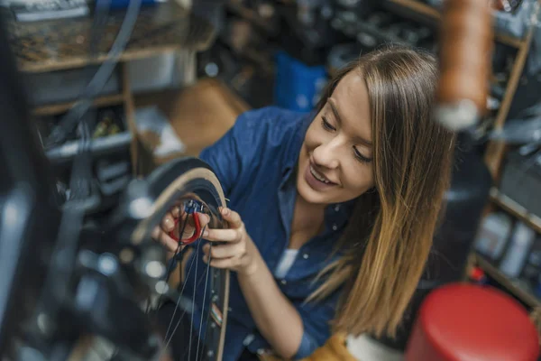 Haciendo Algunos Ajustes Bicicleta Las Chicas También Pueden Arreglar Cosas — Foto de Stock