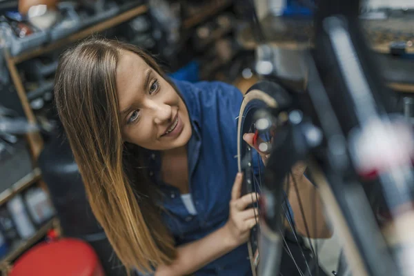 Young Woman Repairing Bicycle Woman Working Workshop Small Business Owner — Stock Photo, Image