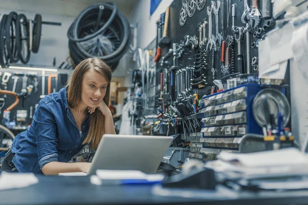 Retrato Una Hermosa Mujer Trabajadora Tienda Bicicletas Joven Mecánico Con — Foto de Stock