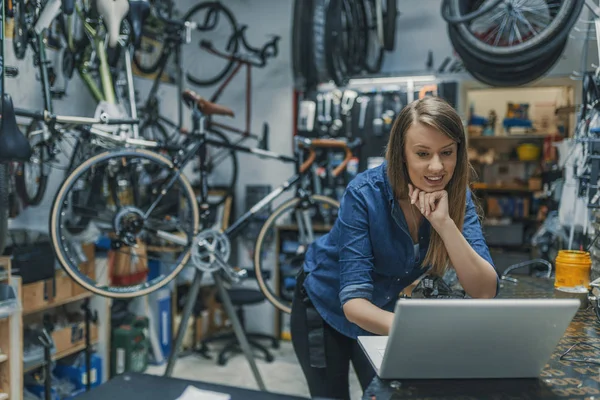 Criatividade Processo Uma Mulher Mecânica Trabalhar Num Portátil Mecânico Bicicleta — Fotografia de Stock