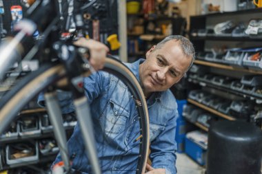 Onarım teknisyeni Bisiklet tamir dişli bisiklet dükkanı. Bisiklet tamir adam bisiklet tamircisi. Tamirci tamir Bisiklet atölyesinde