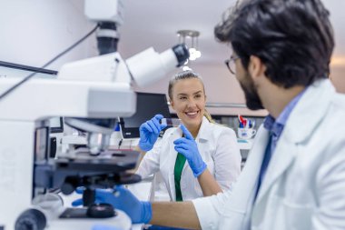 Bilim adamları laboratuarda tıbbi bir deney yapma. Genç kimyagerler bir laboratuvarda bilimsel araştırma üzerinde çalışıyor. Bilim, kimya, teknoloji, biyoloji ve insanlar kavramı