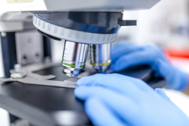 Tıbbi Laboratuar. Bilim adamı eller Kimya Biyoloji için mikroskop kullanarak örnekleri, sıvı, ekipman inceleyerek test. Bilimsel ve sağlık araştırma arka plan.