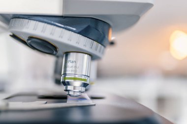 Metal objektif Laboratuvarı mikroskopla yakın çekim shot. Test örneği laboratuvar mikroskop altında incelenmesi. Tıbbi malzeme. mikroskop. Arka plan