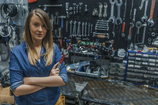 Trabajadora Tienda Bicicletas Está Orgullosa Delante Sus Acciones Técnica Femenina — Foto de Stock