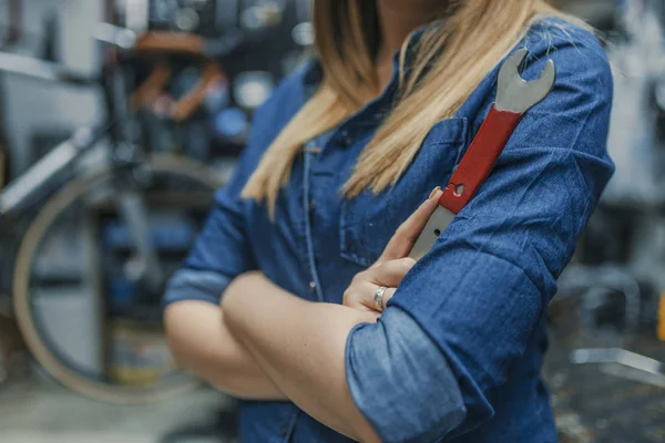 Una Joven Que Trabaja Fábrica Orgullosa Mecánica Femenina Las Chicas — Foto de Stock