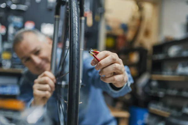 Service Pour Vélo Avec Vélo Réparation Adepte Mécanicien Vélo Dans — Photo