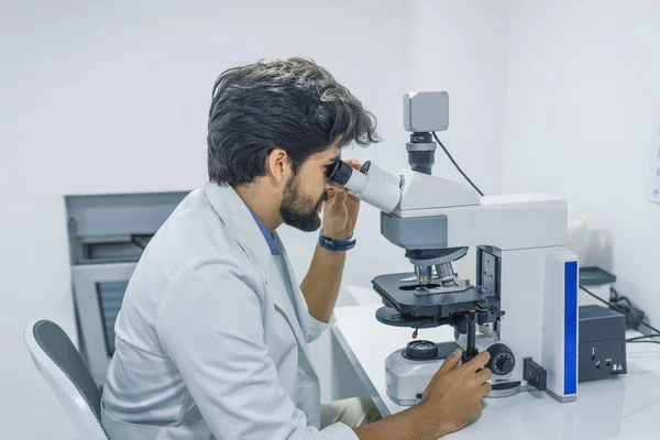 Cientista Olhando Através Microscópio Laboratório Especialista Genes Pesquisador Sério Atraente — Fotografia de Stock