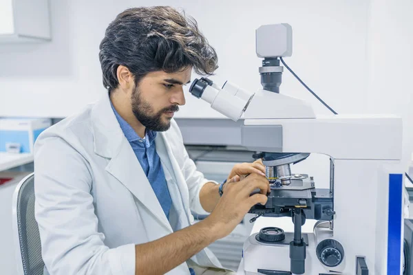 Cientista Censurado Trabalhando Com Microscópio Laboratório Homem Trabalhando Laboratório Com — Fotografia de Stock