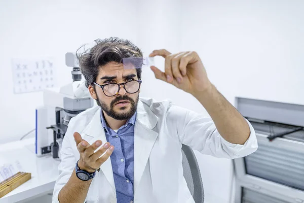 集中系の科学者が研究室で顕微鏡を操作します 科学実験室 研究室のガラス顕微鏡スライドを見て白衣の人科学者 — ストック写真