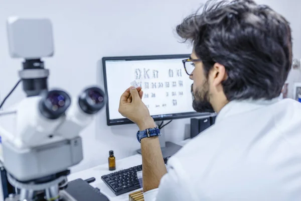 Forskare Labbet Tittar Objektglas Fungerar Med Objektglas Attraktiva Unga Manliga — Stockfoto