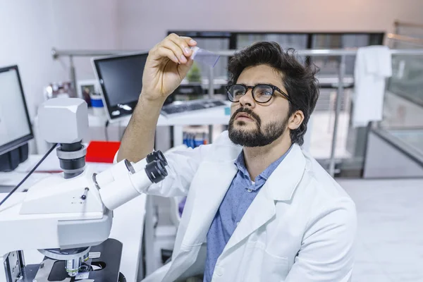 Élet Tudós Kutató Laboratórium Tudós Megvizsgálja Biopsziás Mintákat Elégedett Férfi — Stock Fotó