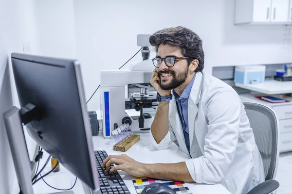 Médico Amigável Está Sentado Mesa Trabalhando Escritório Hospital Pronto Para — Fotografia de Stock