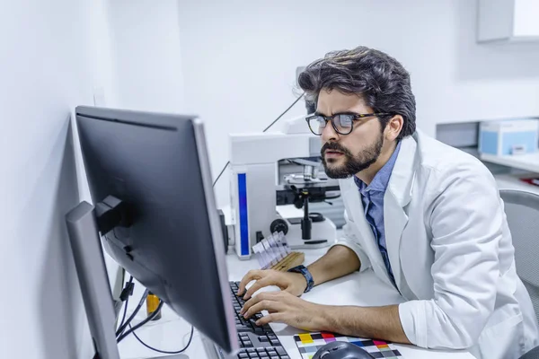 Médico Amigável Está Sentado Mesa Trabalhando Escritório Hospital Pronto Para — Fotografia de Stock