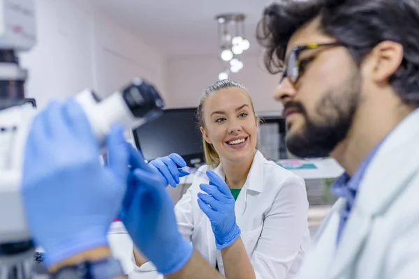 Jeunes Étudiants Chimie Travaillant Laboratoire Deux Scientifiques Menant Des Recherches — Photo