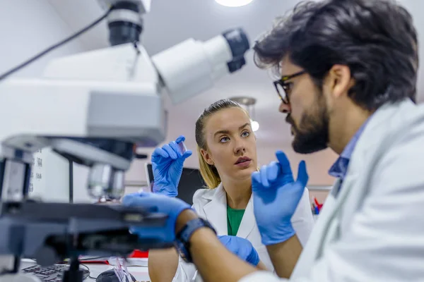 Atraktivní Mladý Vědec Její Příspěvek Doktorské Nadřízený Při Pohledu Mikroskopické — Stock fotografie