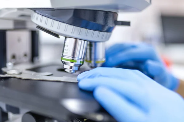 Gros Plan Des Mains Scientifique Microscope Examinant Les Échantillons Liquide — Photo