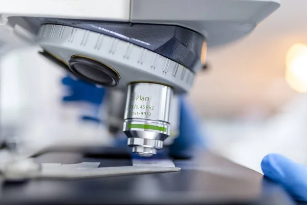 医学实验室 科学家手用显微镜为化学生物测试样品 检查液体 科学和保健研究背景 — 图库照片