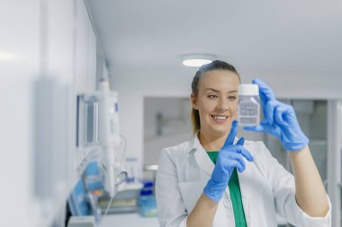 Modern laboratuvarda çalışan güzel sarışın kadın portresi. Laboratuvar maddeler okuyan kadın bilimsel araştırmacı. Tıp ve bilim kavramı