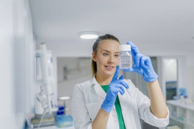 Modern laboratuvarda çalışan güzel sarışın kadın portresi. Laboratuvar maddeler okuyan kadın bilimsel araştırmacı. Tıp ve bilim kavramı