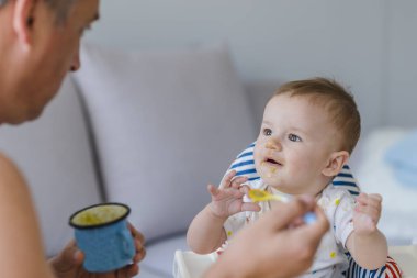 Çocuk Kahvaltı, babasıyla yaşıyor. Baba ve bebek besleme kaşıkla yemek. Bekar baba bir bebek çocuk besleme. Bir adam zaman oğlu ile geçirir.. 
