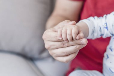 Çocuklar el tutan baba el. Aile kavramı güven. Aile kavramı Birleşik. Büyük ve küçük el. Yetişkin tutan bebek el. Üst küçük bir çocuğun elini tutar