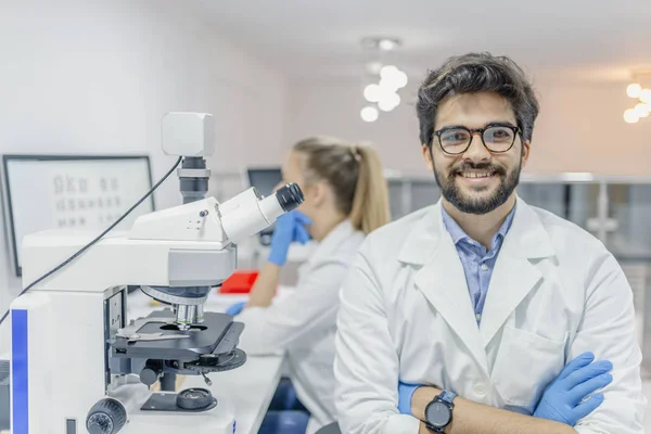 Retrato Cerca Joven Científico Amigable Pie Microscopio Antecedentes Laboratorio Aislados — Foto de Stock