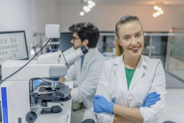 Junge Wissenschaftler Weißen Uniformen Die Labor Arbeiten Attraktive Lächelnde Wissenschaftlerin — Stockfoto