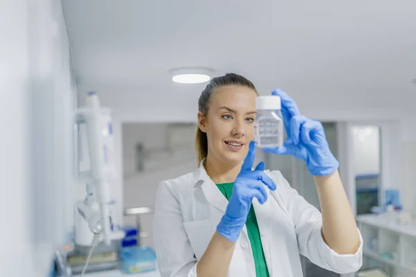 Modern Laboratuvarda Çalışan Güzel Sarışın Kadın Portresi Laboratuvar Maddeler Okuyan — Stok fotoğraf