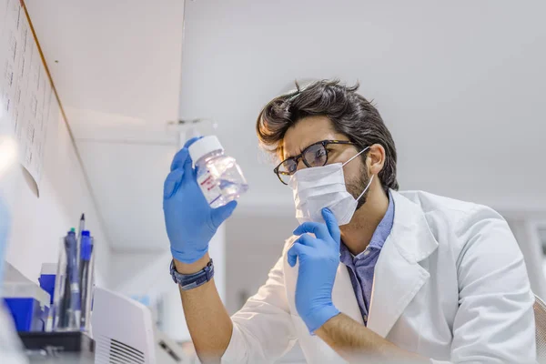 Lékař Ochranné Rukavice Chirurgickou Masku Kapalinou Laboratoři Při Pohledu Malé — Stock fotografie