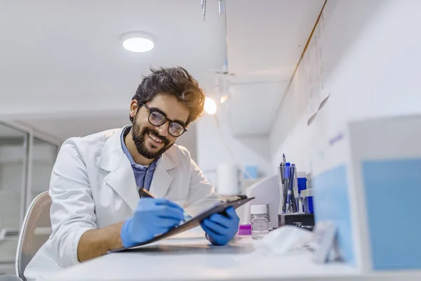 Médico Mano Que Trabaja Usando Escritura Pluma Formulario Blanco Prescripción — Foto de Stock