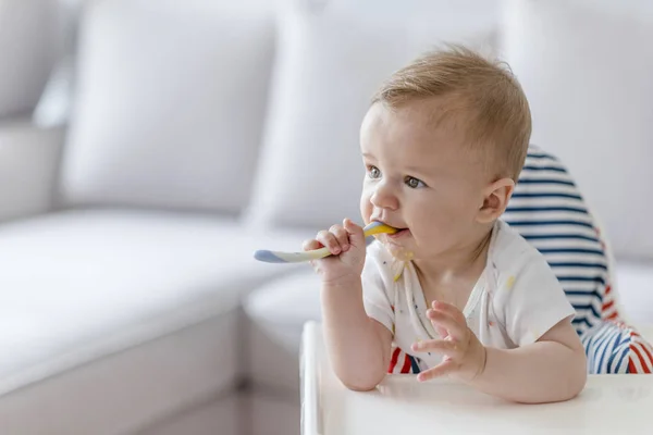 Bambino Allegro Mangia Cibo Stesso Con Cucchiaio Bambino Felice Che — Foto Stock