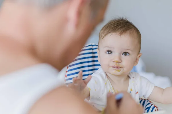 Chico Está Desayunando Con Padre Padre Bebé Comen Con Cuchara — Foto de Stock