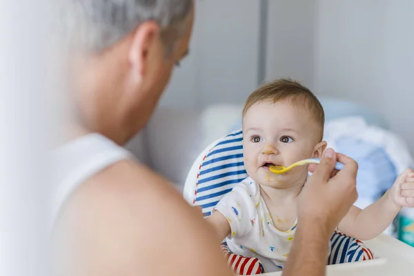 Padre Che Nutre Bambino Col Seggiolone Padre Allegro Sta Insegnando — Foto Stock