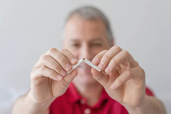 Dejar Fumar Mano Masculina Aplastando Cigarrillo Primer Plano Retrato Hombre — Foto de Stock