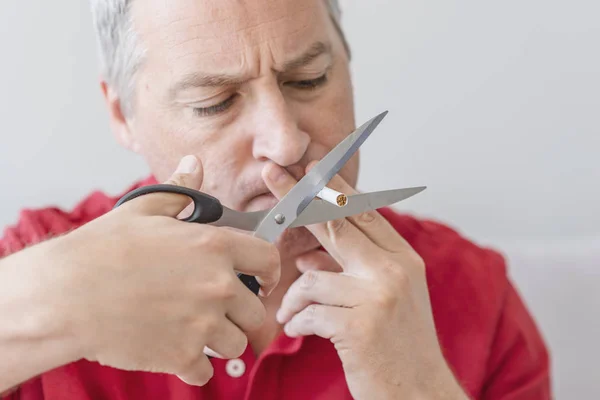 Business Man Hands Skæring Cigaretter Hold Med Ryge Koncept Ikke - Stock-foto