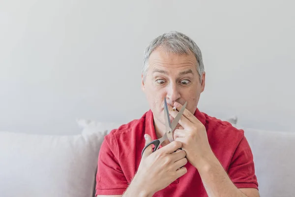 Homem Tentar Parar Fumar Imagem Conceitual Empresário Camisa Vermelha Está — Fotografia de Stock