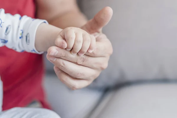 父の手は子供の手を握ってします コンセプトは家族の愛 大人と赤ちゃん手 赤ちゃんの手を保持しています 父と赤ちゃんの手 家族の概念 — ストック写真