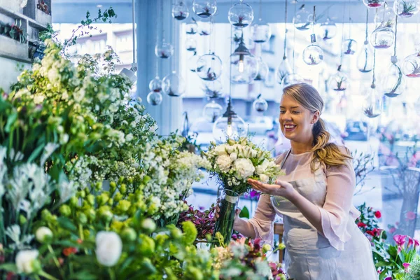 Ramo Tierno Para Ocasiones Especiales Floristería Femenina Trabajando Floristería Tonos — Foto de Stock