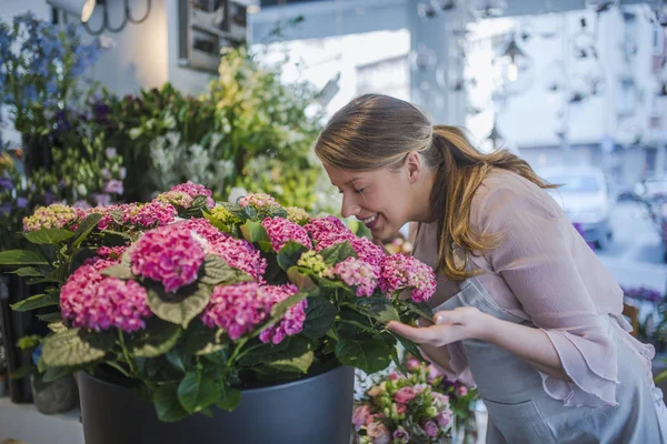 Florista Trabajo Trabajando Con Flores Mujer Oliendo Flores Una Floristería — Foto de Stock